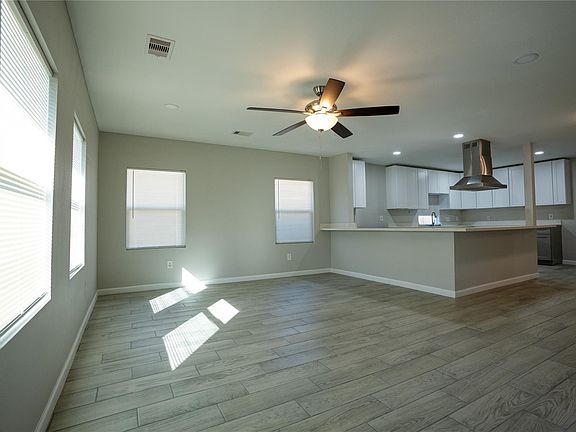 3rd image of 3543 Charleston St