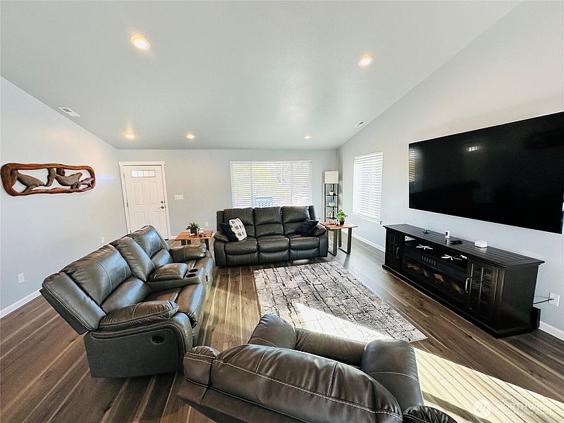 5th image of 401 Seashore Street SW