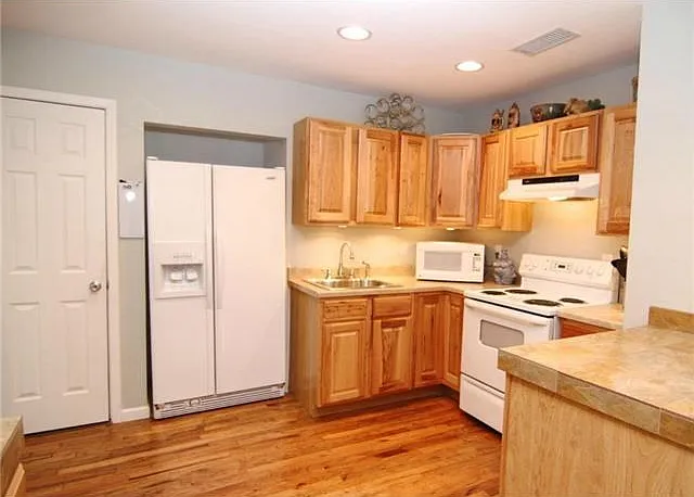 2107 Saratoga Dr — Photo 3