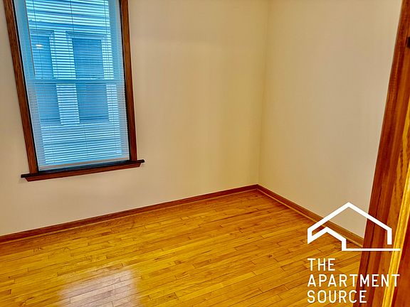 4th image of 4829 W Newport Ave #1