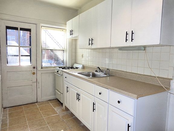2nd image of 925 Brandon Ave #B1