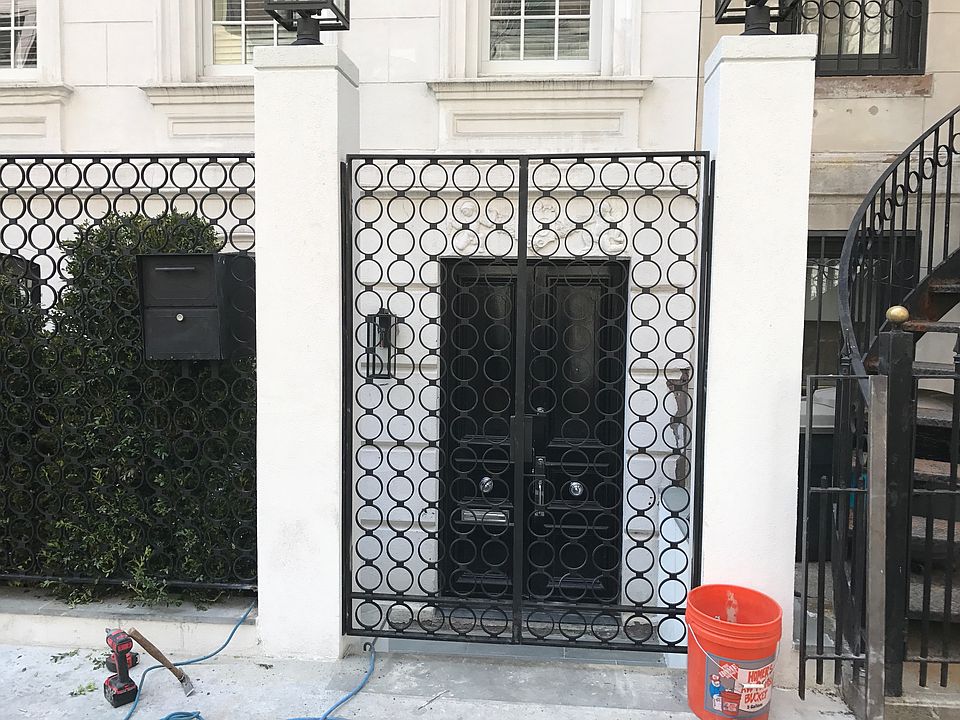 1st image of 116 E 61st St