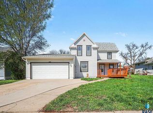 305 N Main St, Lennox, SD 57039