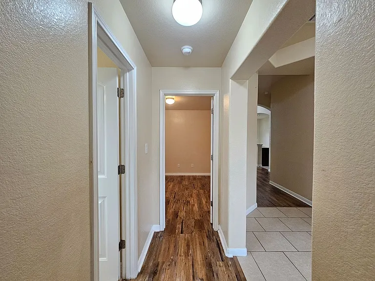 300 W Libra Dr — Photo 15