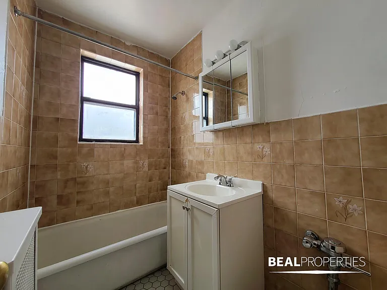 711 West Belmont — Photo 9