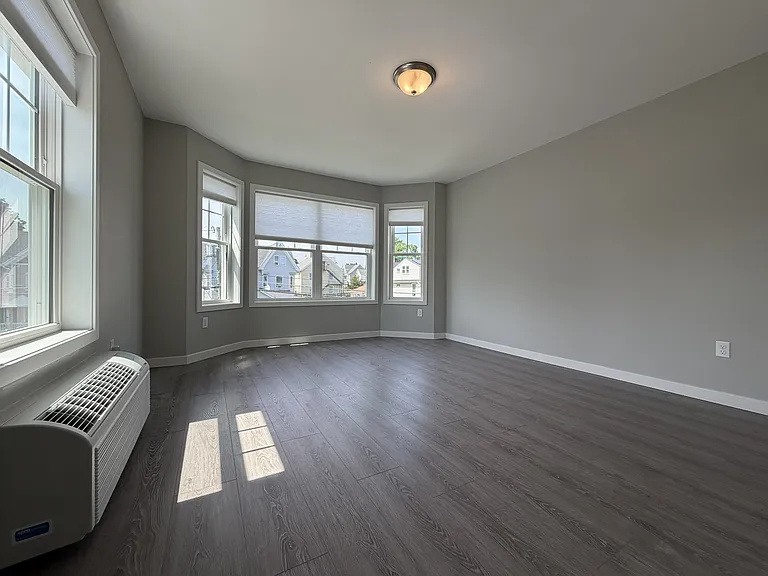 30-32 Osborne St #3 — Photo 12