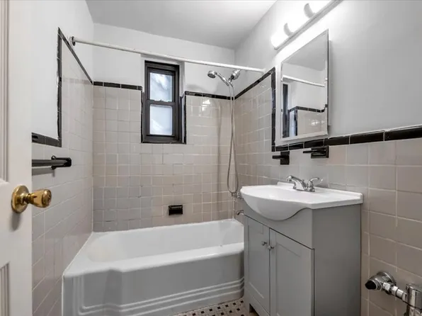 2821 Kings Highway image 3 of 8