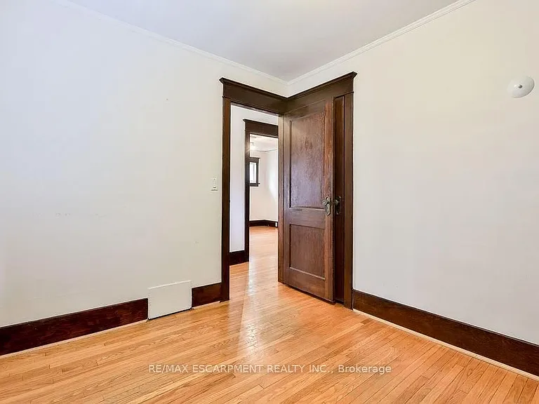 311 Queen St S — Photo 19