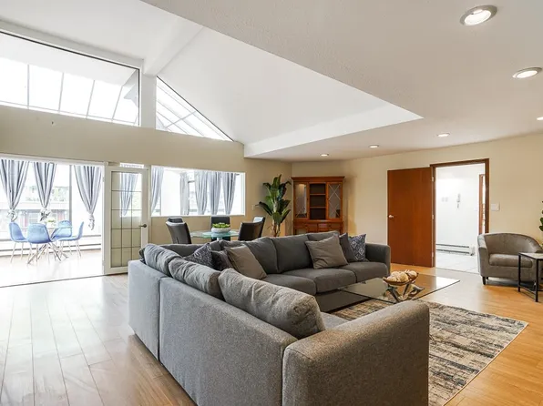 6379 Bruce St, West Vancouver, BC V7W 2G5