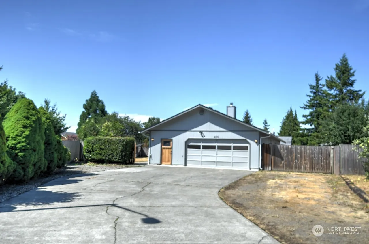 400 Volesky Drive SE photo 1
