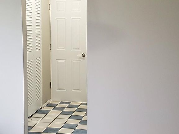 3rd image of 517 Garden Ln