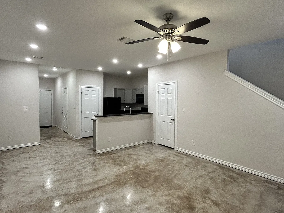 Building Photo - 6926 Crestway Rd #3