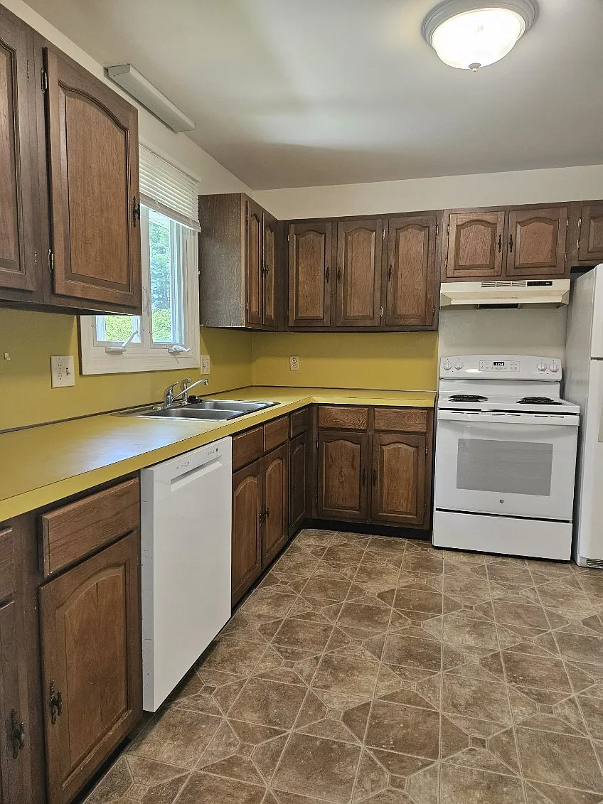 3 bed, $2,300 — Photo 2