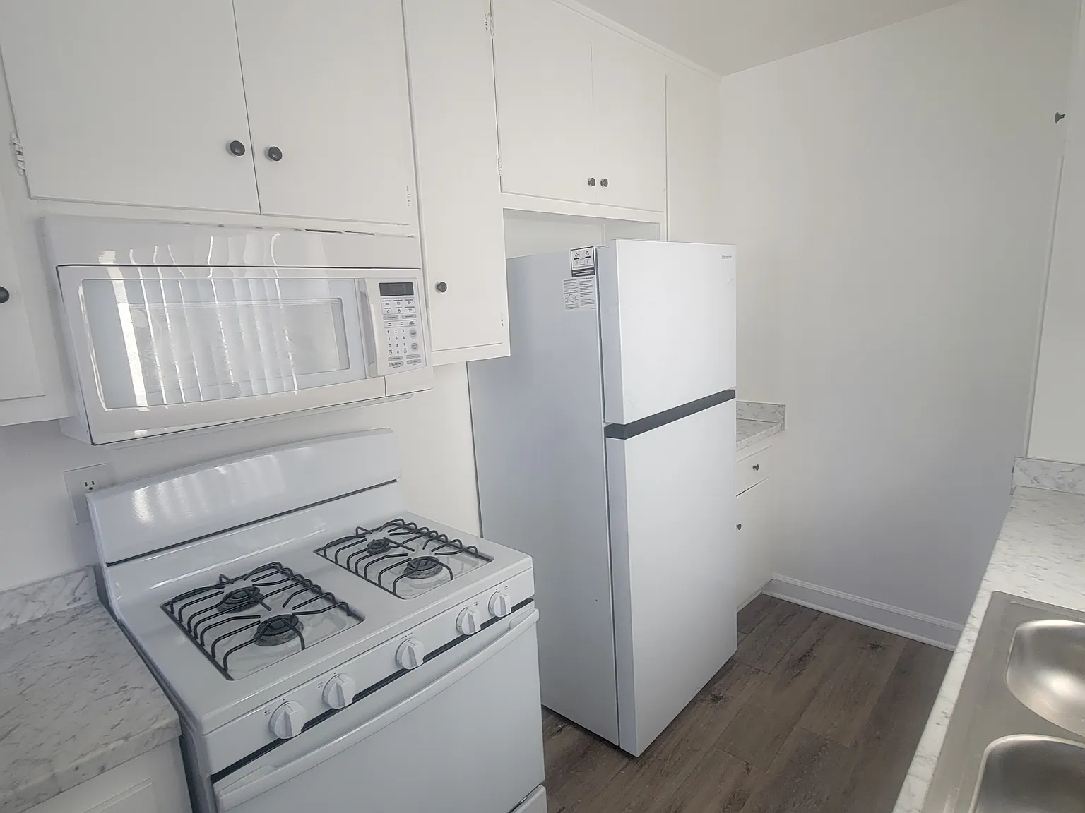 1 bed, 700 sqft, $1,900 — Photo 2