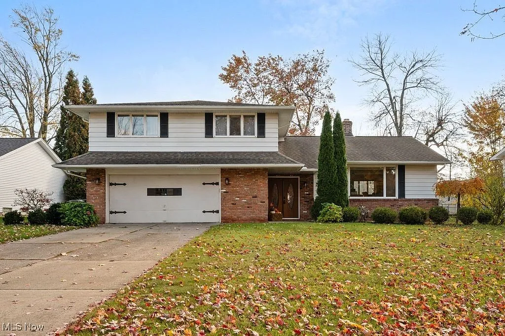 5560 Lansbury Ln photo 1