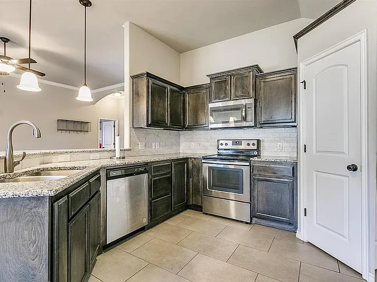 525 Talon Dr — Photo 14