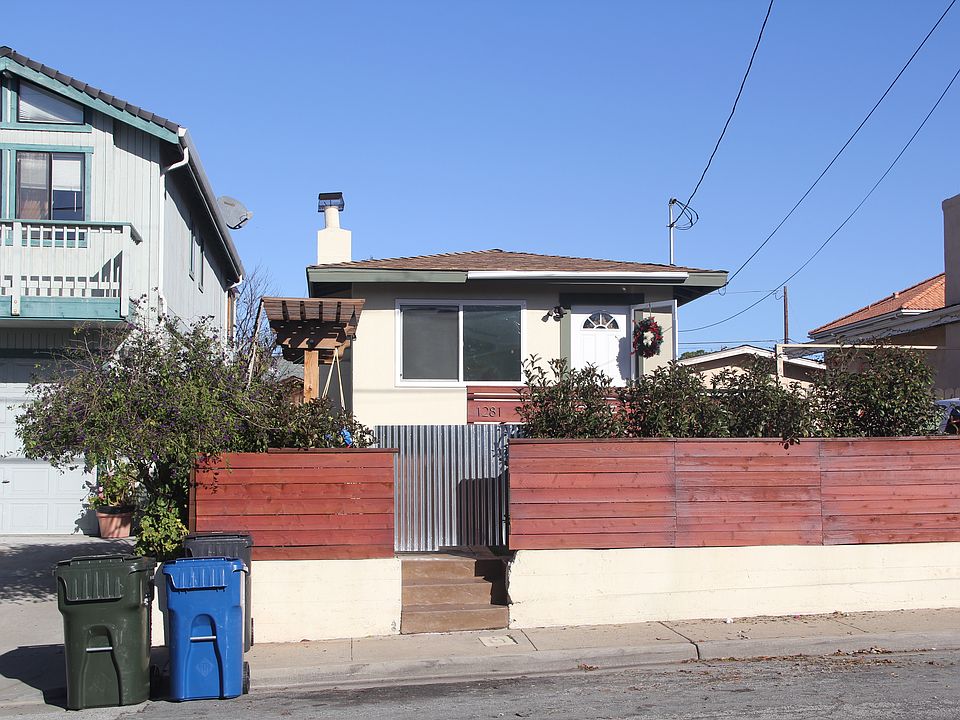 Single car garage in back