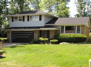 2916 S Briarwood Dr W, Arlington Heights, IL 60005