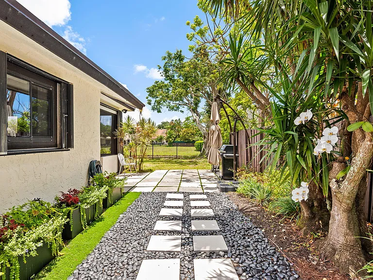 305 SW 28th Ave — Photo 20