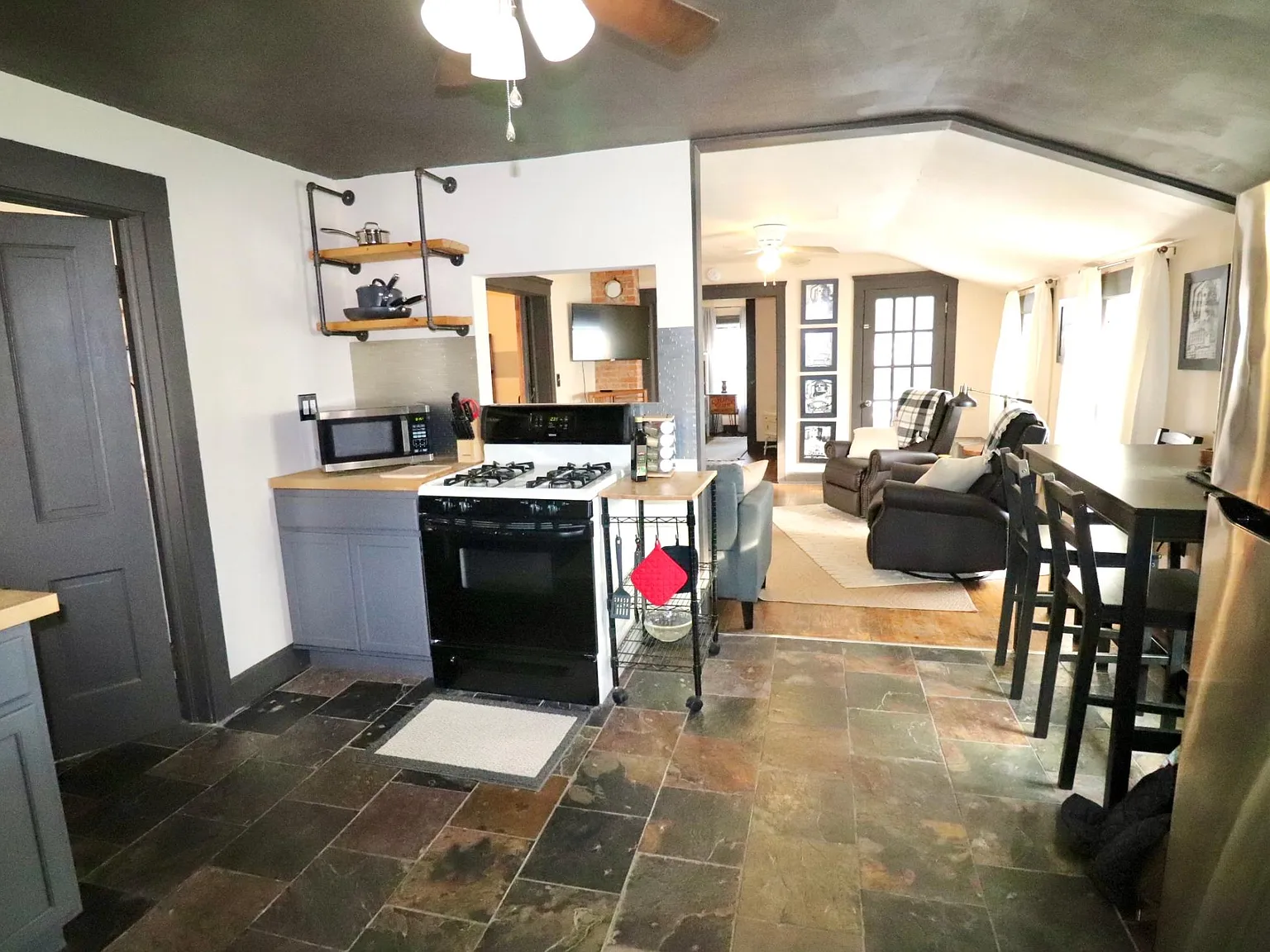 2 bed, 850 sqft, $1,250 — Photo 2