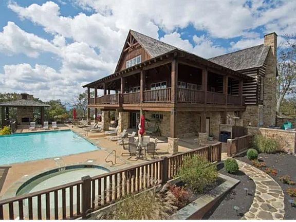 Infiniti Pool at Lodge