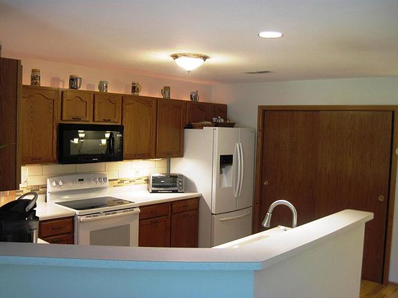 5th image of 956 Oconomowoc Pkwy