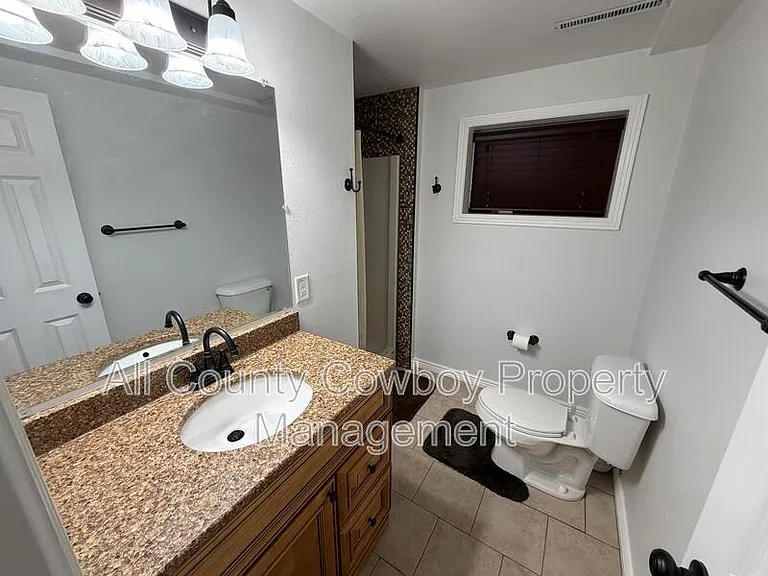 1602 Mitchell St — Photo 10