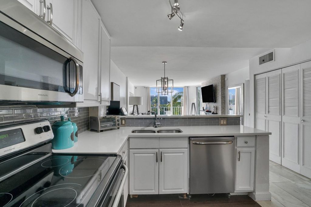 1609 N Riverside Drive Unit 304, photo 6