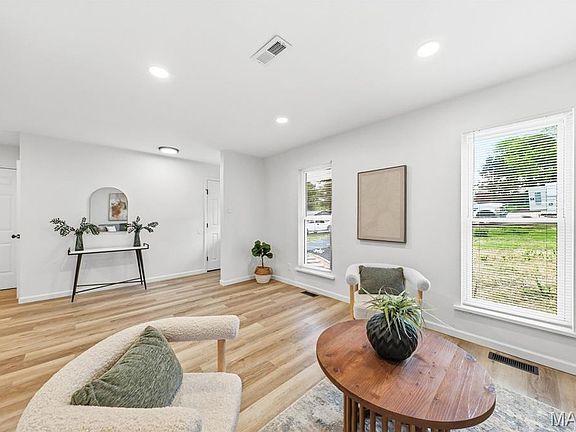 5th image of 25 Robert Dr