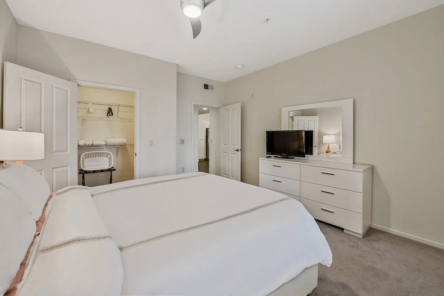 1 bed, 1.0 bath, 861 sqft, $6,532 — Photo 2