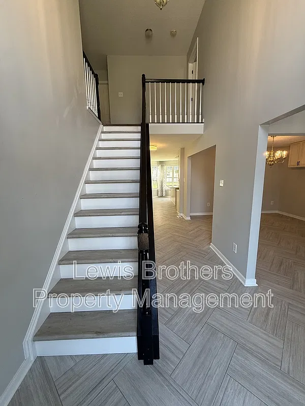 4 bed, 2.0 bath, 2236 sqft, $2,500 — Photo 2