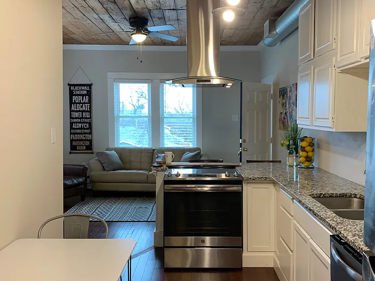 1026 W Gramercy Pl #4 — Photo 10