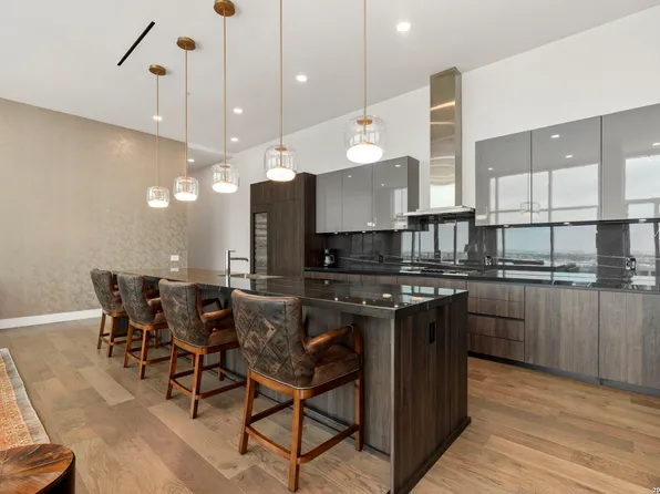 123 Lexington APT 1703, San Antonio, TX 78205