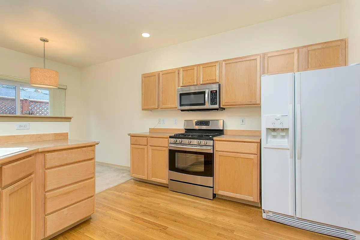 3 bed, 2.5 bath, 1675 sqft, $3,100 — Photo 4