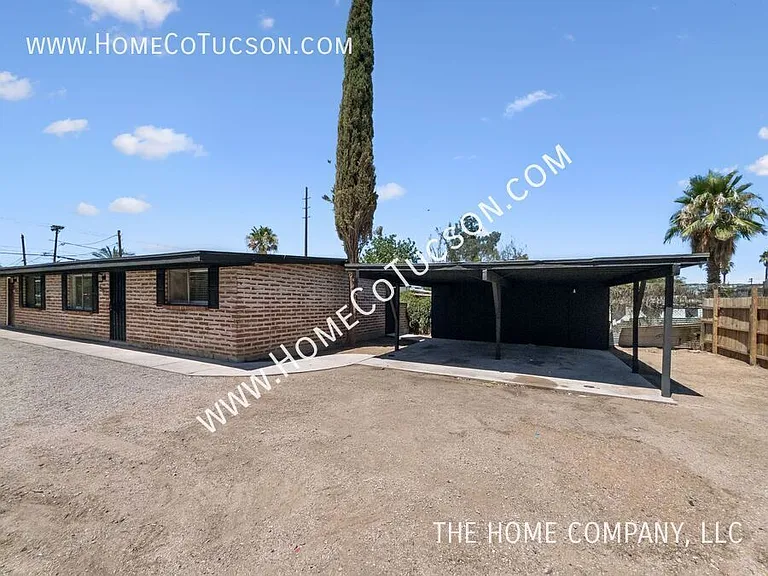 4537 E Fairmount St — Photo 2