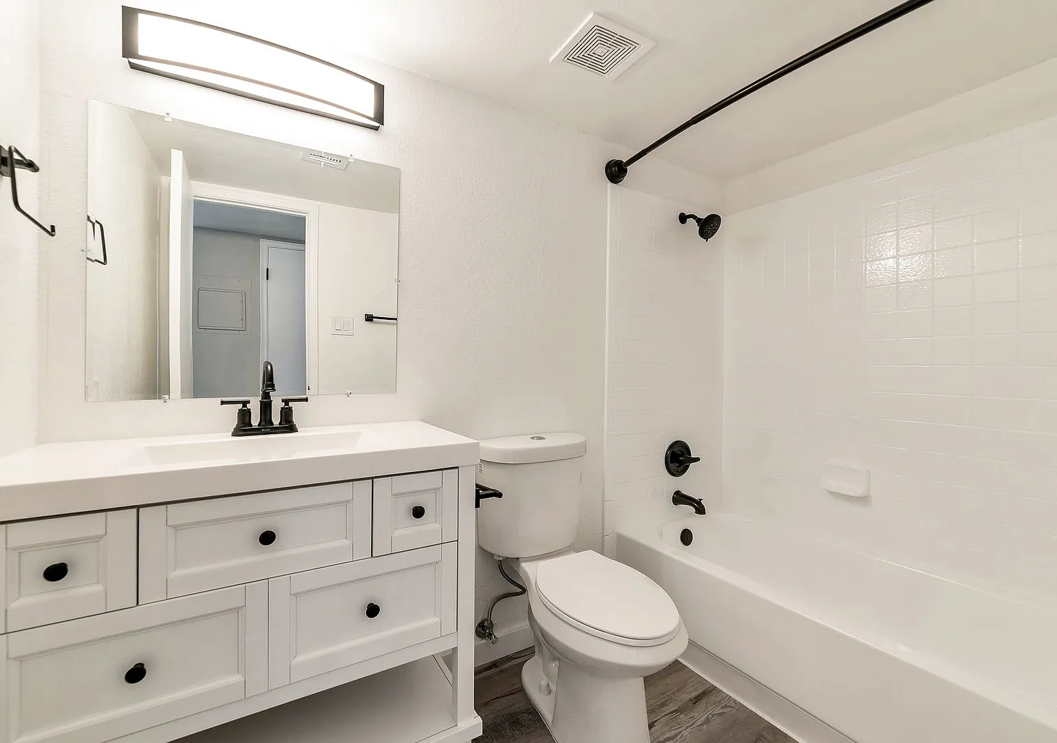 2726 E Beck Ln — Photo 3