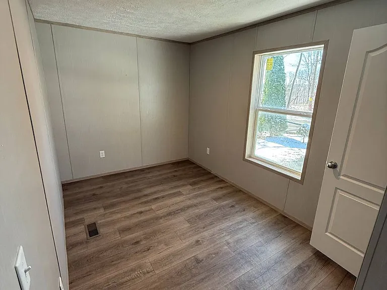 120 Lillian Ln — Photo 6