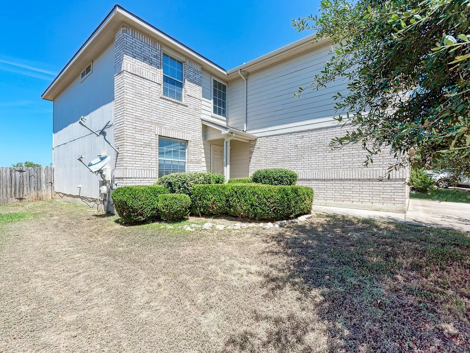 4 bed, 2.5 bath, 2364 sqft, $2,150 — Photo 4