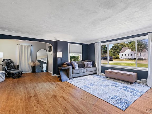 5th image of 1104 Sunset Dr