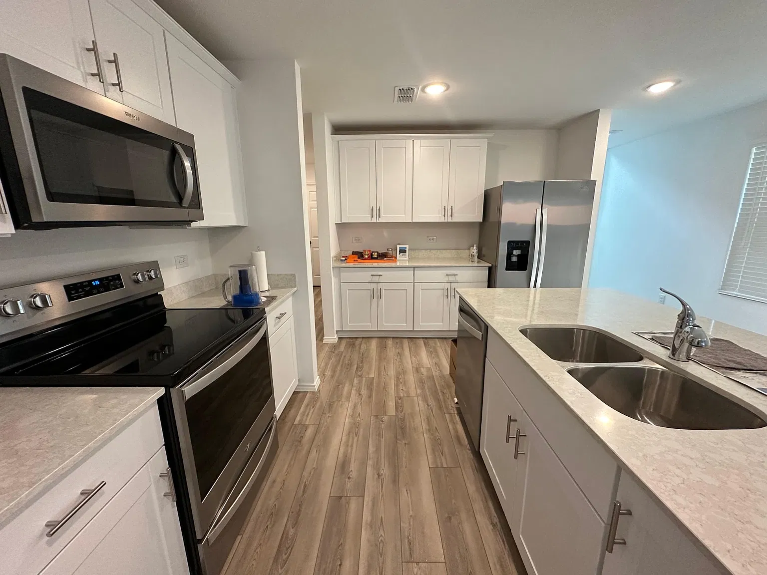 4 bed, 2207 sqft, $2,200 — Photo 2