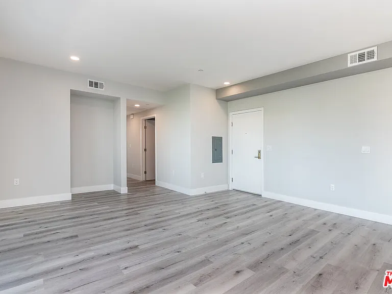 14612 Calvert St #404 — Photo 11