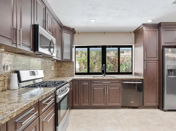 2805 E Lexington Dr, Hollywood, FL 33025