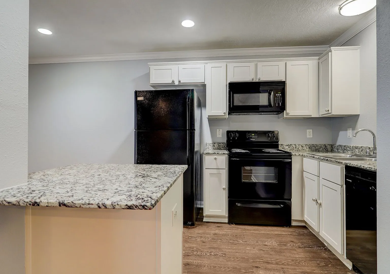 835 Heights — Photo 2