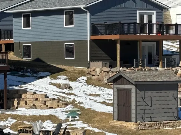 4223 W Lakeshore Dr, Brooklyn, IA 52211