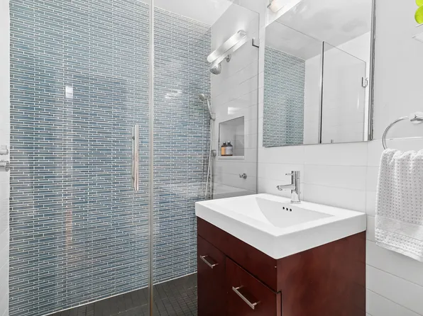 301 East 69th Street 4C image 3 of 6