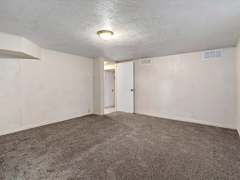 15 E Sylvia Dr — Photo 15