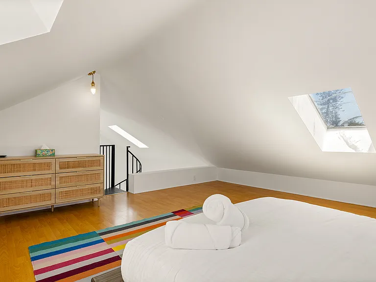 910 1/2 Nowita Pl — Photo 10