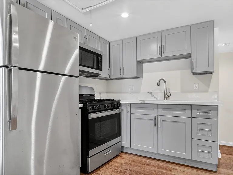 4711 Tyrone Ave — Photo 40