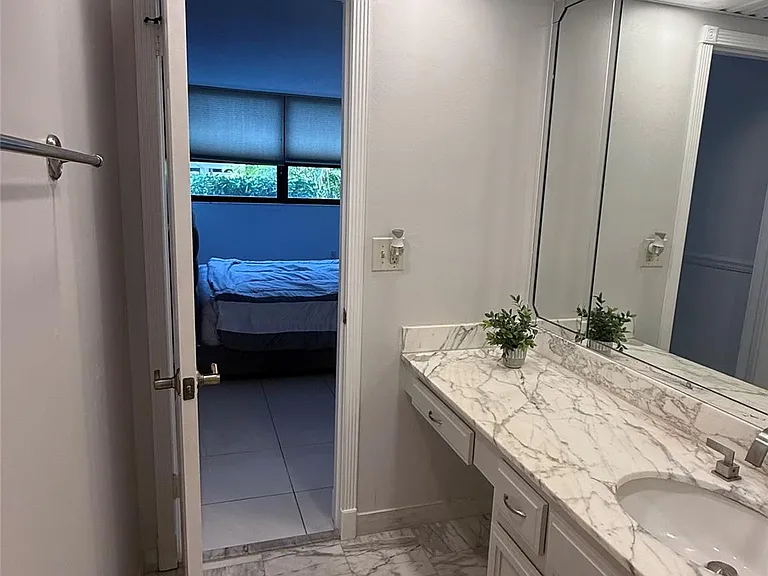 859 Jeffery St #1040 — Photo 31