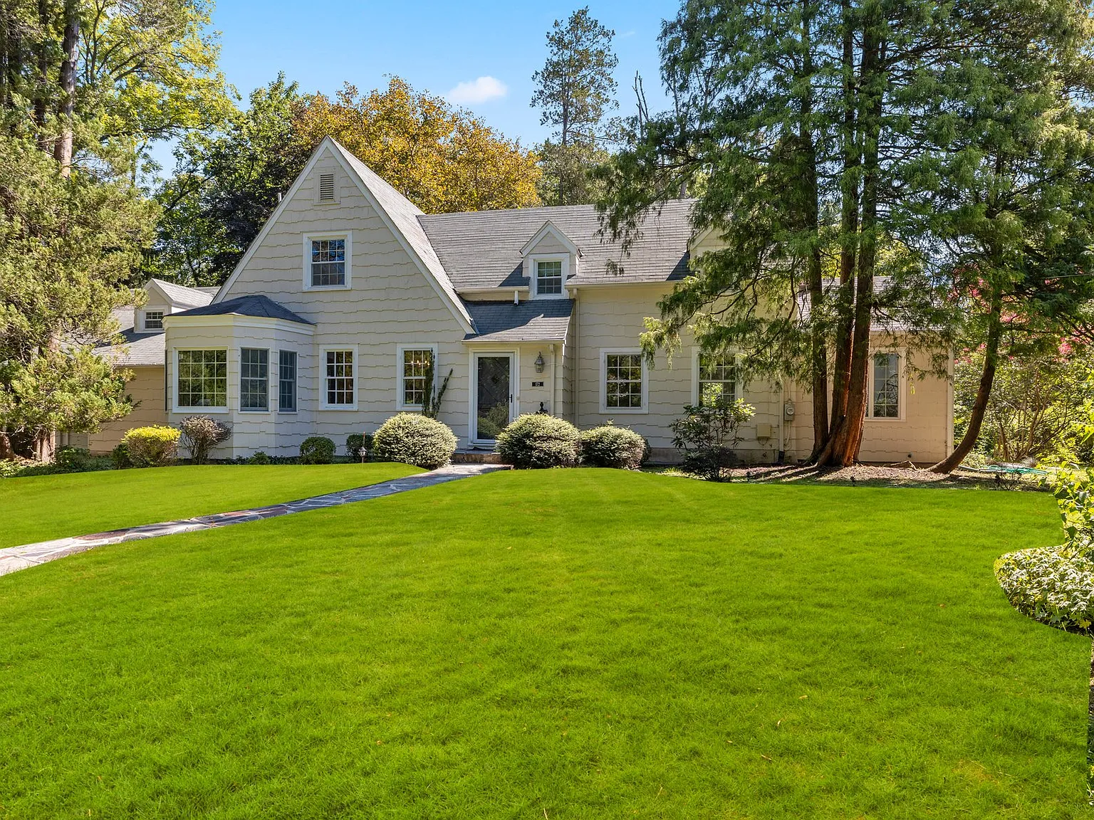 5 bed, 2900 sqft, $5,950 — Photo 1